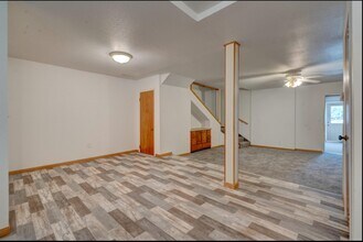 208 W Main St in Dunkerton, IA - Foto de edificio - Building Photo