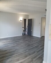 Granada Court in Granada Hills, CA - Foto de edificio - Interior Photo