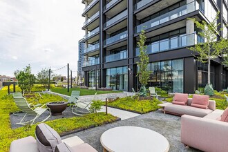 151 N Elizabeth St, Unit 220E in Chicago, IL - Building Photo - Building Photo