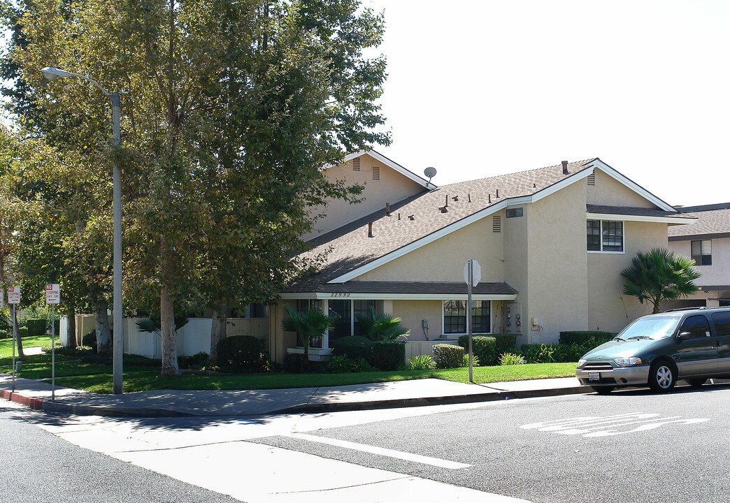 22992 Village Dr in Lake Forest, CA - Foto de edificio