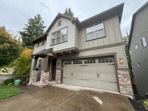 10199 NW Crossing Dr in Portland, OR - Building Photo - Building Photo