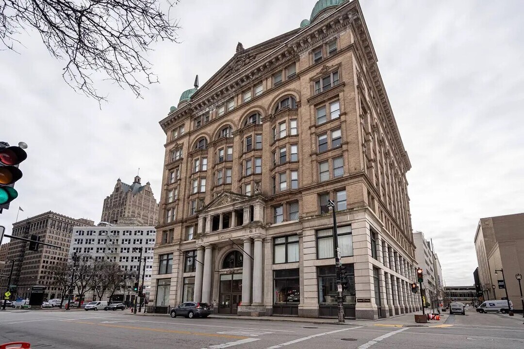 135 W Wells St in Milwaukee, WI - Building Photo