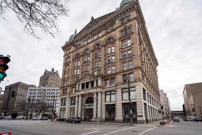135 W Wells St in Milwaukee, WI - Building Photo - Building Photo