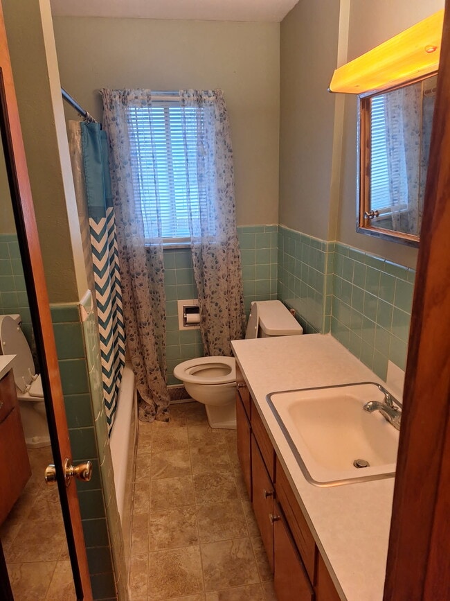 588 Baldwin Rd, Unit A in Akron, OH - Foto de edificio - Building Photo