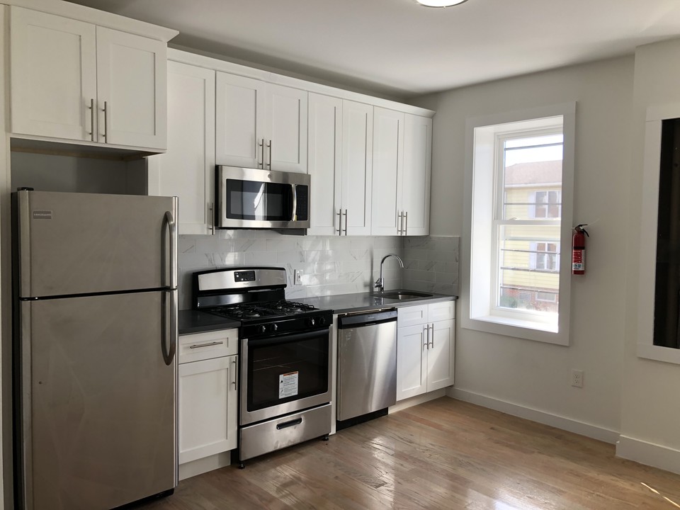 70 W 32nd St in Bayonne, NJ - Building Photo