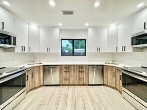 665 NE 178th St in Miami, FL - Building Photo - Building Photo