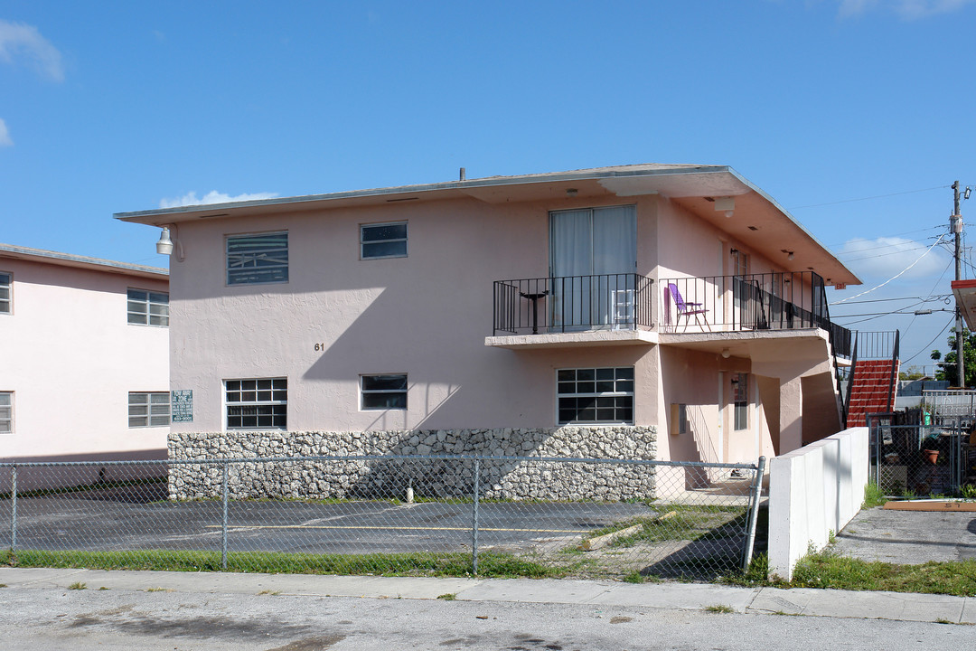 61 W 13th St in Hialeah, FL - Foto de edificio