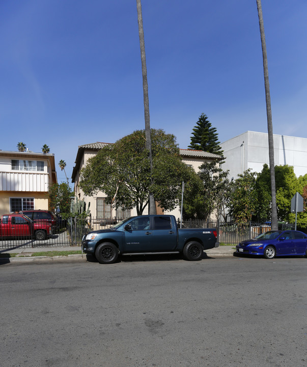 923 S Mariposa Ave in Los Angeles, CA - Building Photo