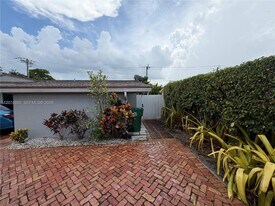 6830 SW 8th St in Pembroke Pines, FL - Building Photo