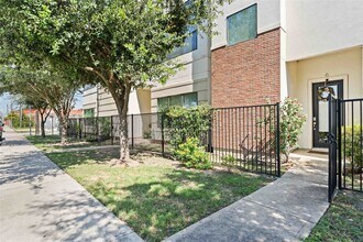 6 N Hutcheson St in Houston, TX - Building Photo - Building Photo