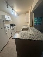 15415 35th Ave W, Unit e201 in Lynnwood, WA - Foto de edificio - Building Photo