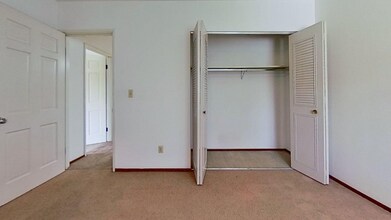 215 Williamsburg Dr in Thiensville, WI - Building Photo - Building Photo
