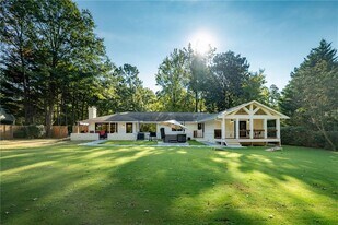 7330 Hunters Branch Dr NE in Atlanta, GA - Building Photo