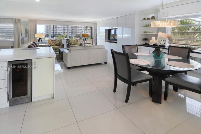 220 Kings Point Dr in Sunny Isles Beach, FL - Building Photo - Building Photo