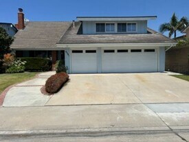 8591 Naples Dr in Huntington Beach, CA - Building Photo