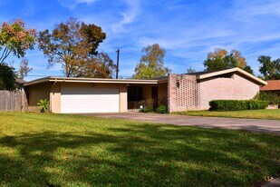 5126 Beechnut St in Houston, TX - Building Photo