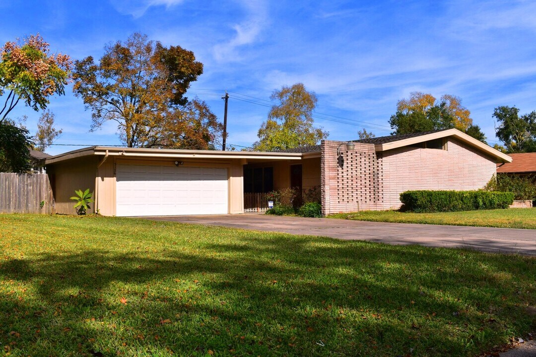 5126 Beechnut St in Houston, TX - Building Photo
