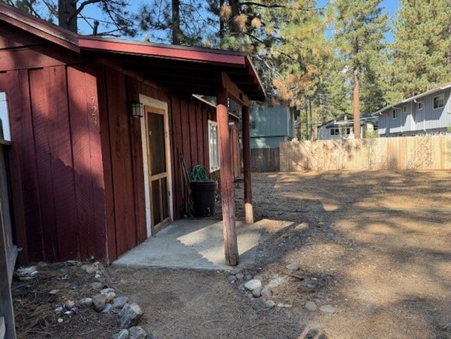 723 James Ave in South Lake Tahoe, CA - Building Photo - Building Photo