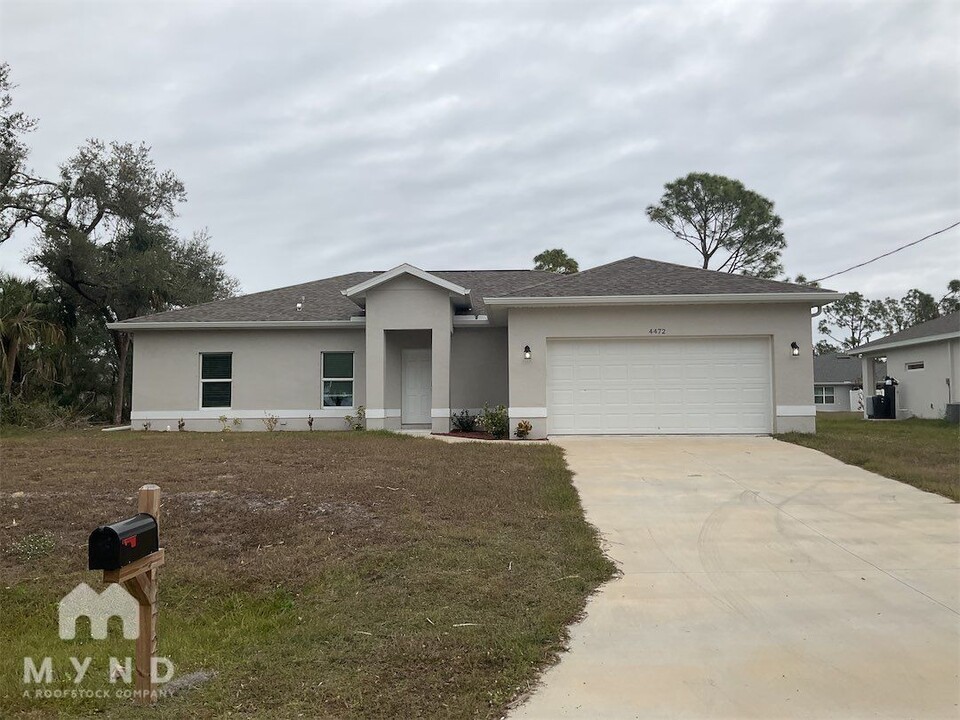 4472 Wall Ln in North Port, FL - Building Photo