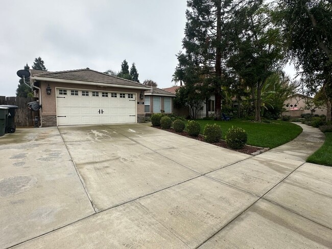 1421 E Mesa Ct in Visalia, CA - Building Photo - Building Photo