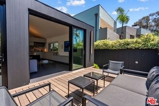 1527 Cabrillo Ave in Los Angeles, CA - Building Photo - Building Photo