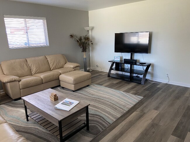 1237 Lenrey Ave in El Centro, CA - Foto de edificio - Building Photo