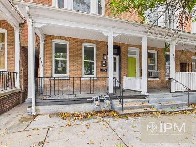 property at 633 W Princess St