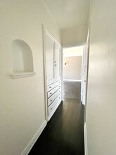 717 1/2 N Ridgewood Pl, Unit 2nd Floor in Los Angeles, CA - Building Photo - Building Photo