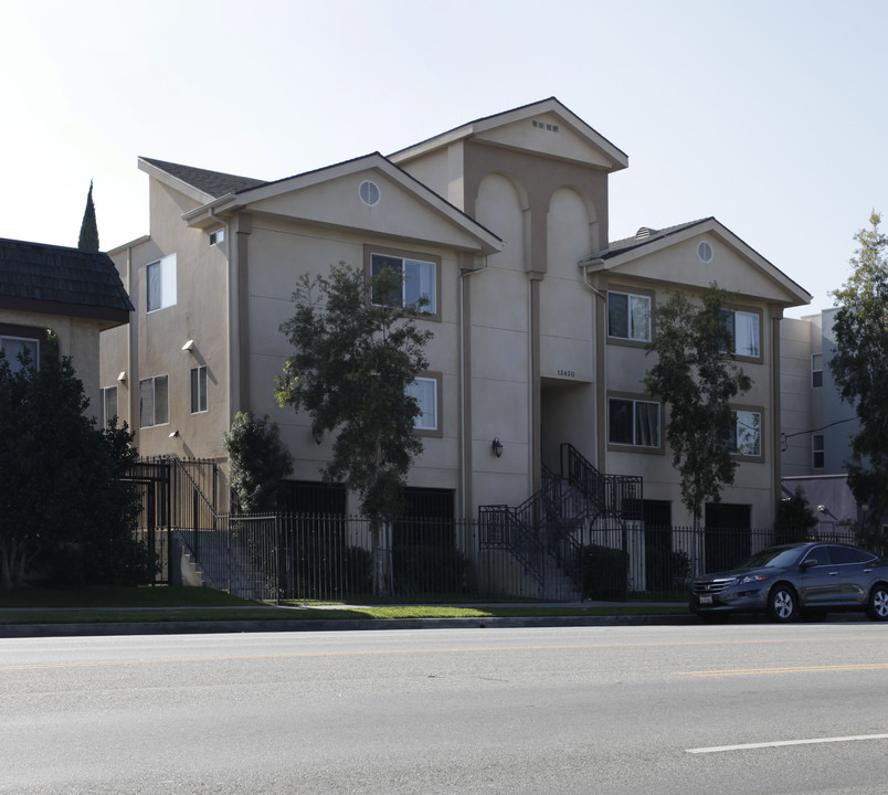 13430 Victory Blvd in Van Nuys, CA - Building Photo