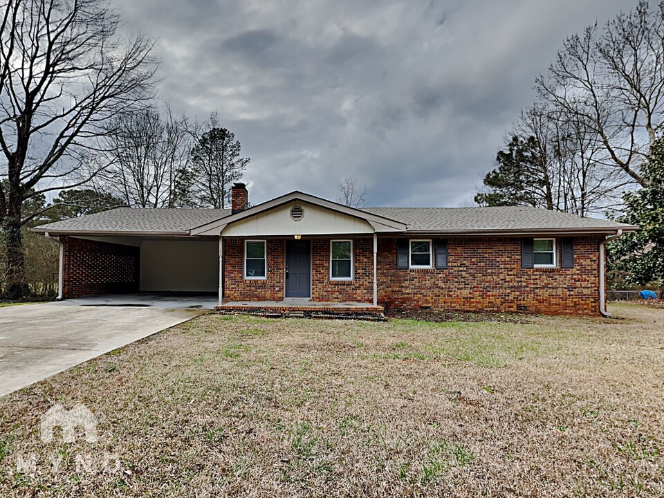 65 Knights Dr E in Carrollton, GA - Building Photo