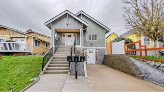 2106 Oakes Ave in Everett, WA - Building Photo