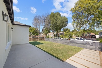 6501 Hesperia Ave in Reseda, CA - Building Photo - Building Photo