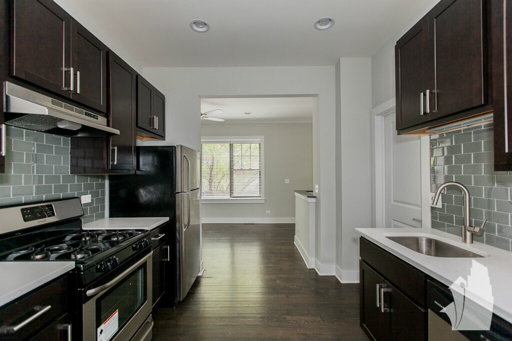 1952 W Nelson St, Unit 3W in Chicago, IL - Building Photo