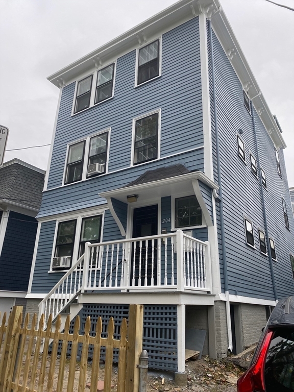 208 Banks St, Unit #1 in Cambridge, MA - Building Photo - Building Photo