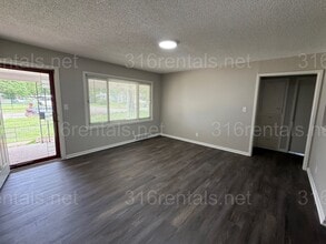2943 S Volutsia Ave in Wichita, KS - Building Photo - Building Photo