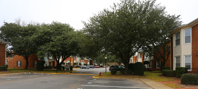 Bay Quarters Condominiums in Virginia Beach, VA - Foto de edificio - Building Photo