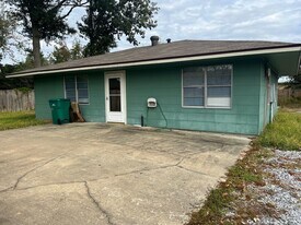 107 Garden St in Sulphur, LA - Building Photo