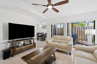 21 Meadows Dr in Boynton Beach, FL - Building Photo - Building Photo