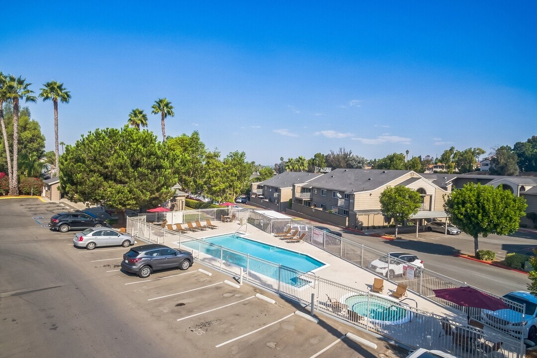 Meadow Creek Apartments in San Marcos, CA - Foto de edificio