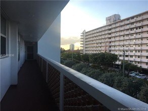 3660 NE 166th St-Unit -412 in North Miami Beach, FL - Building Photo - Building Photo
