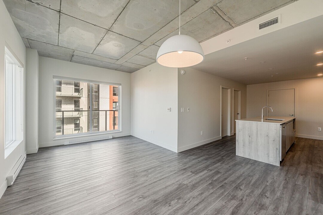 305 Blvd. Marcel-Laurin in St. Laurent, QC - Building Photo