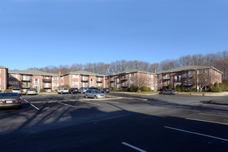 Stonebridge Apartments in Norwood, MA - Foto de edificio - Building Photo