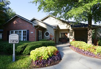 Glen Park Apartment Homes in Smyrna, GA - Foto de edificio - Building Photo