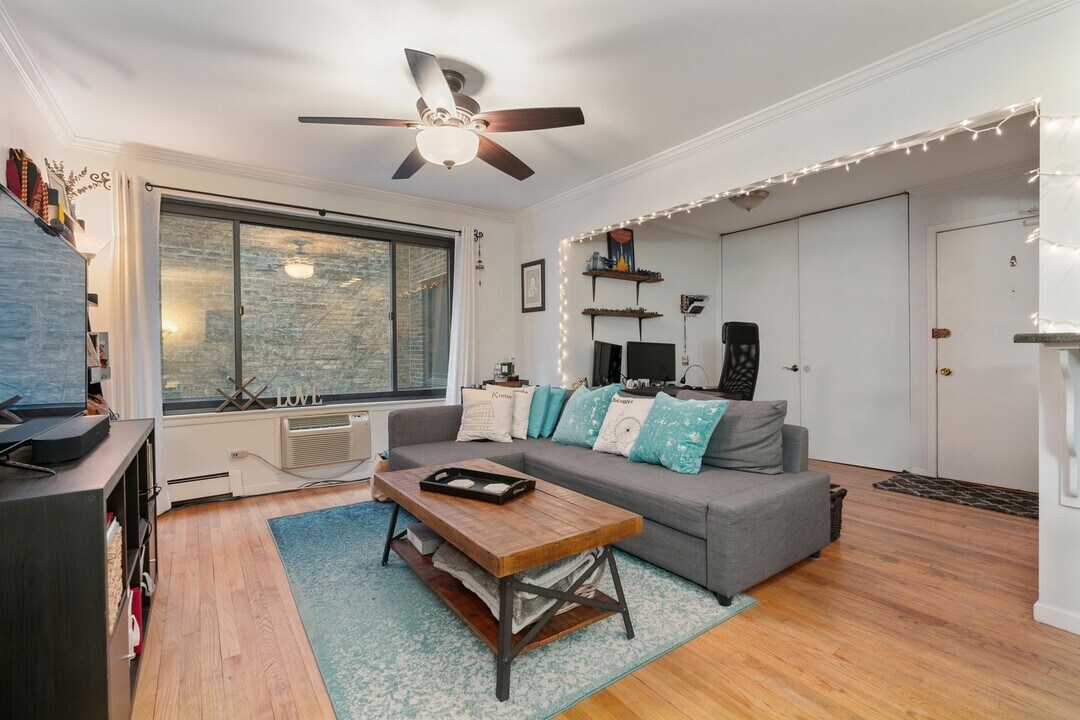 455 W St James Pl-Unit -301 in Chicago, IL - Building Photo