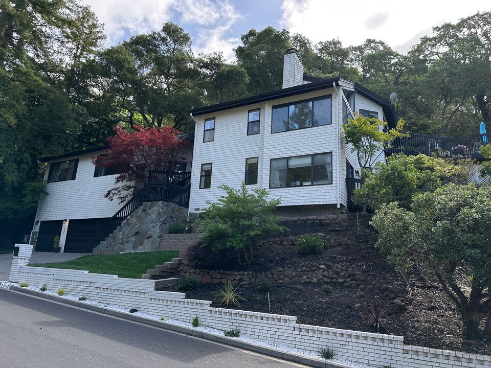 2542 Rolling Hills Ct in Alamo, CA - Building Photo