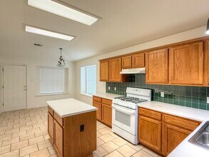 700 House Creek Dr in Leander, TX - Foto de edificio - Building Photo