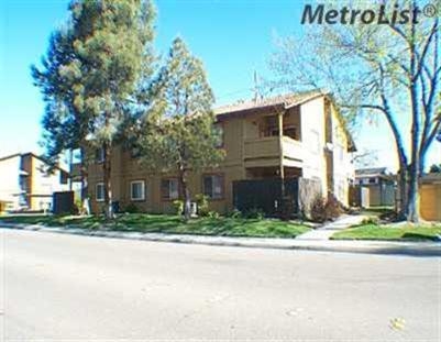 Cherry Lane Condominiums in Manteca, CA - Building Photo