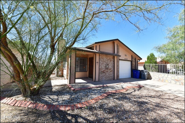 2629 Lake Victoria Dr in El Paso, TX - Building Photo - Building Photo
