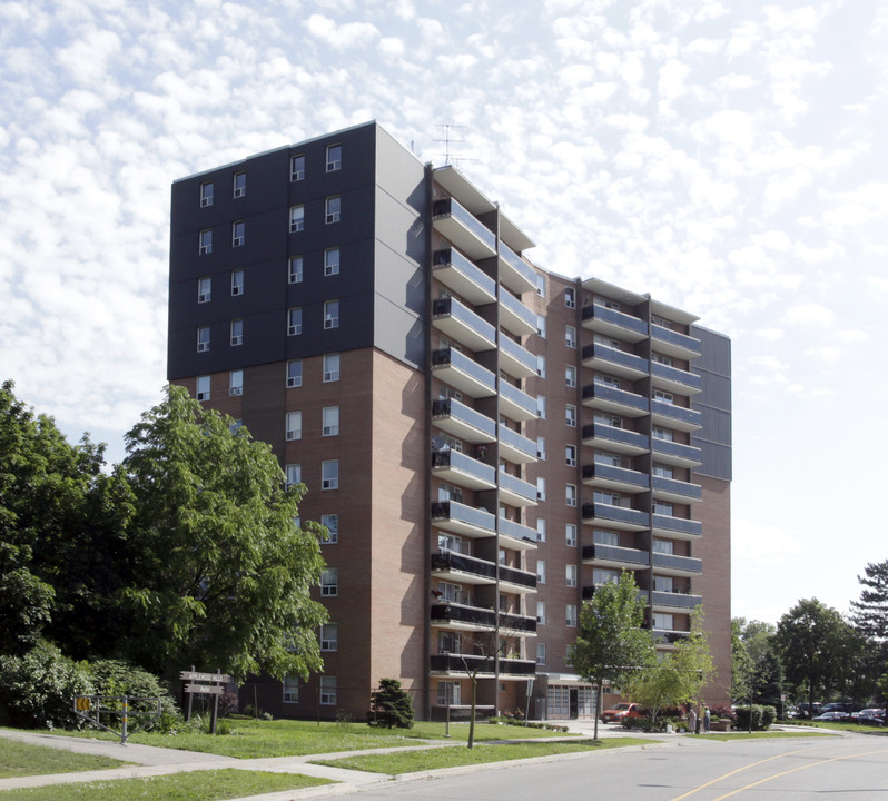 3145 Queen Frederica Dr in Mississauga, ON - Building Photo