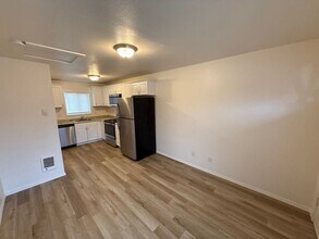 3357 Portland Rd NE in Salem, OR - Foto de edificio - Building Photo